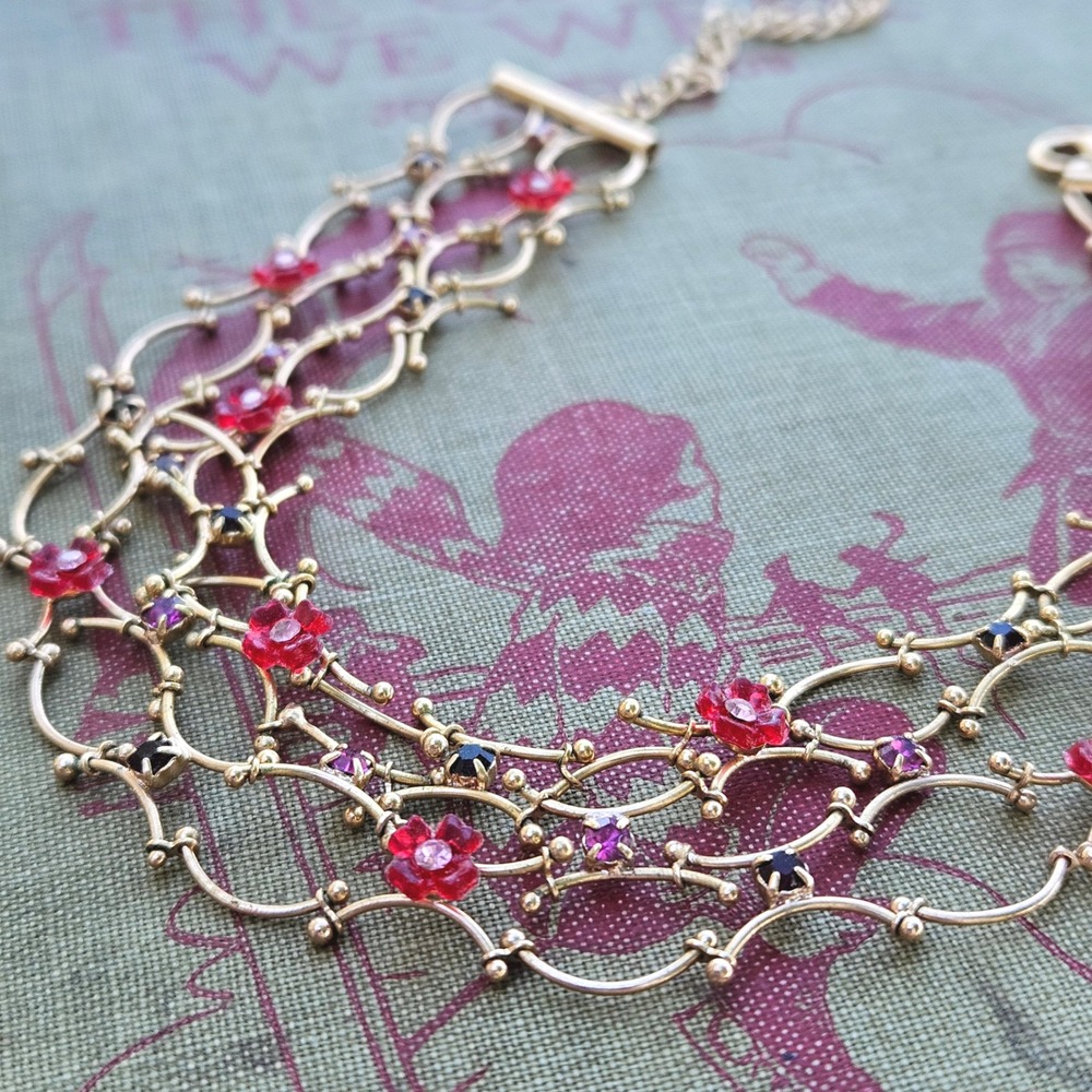 Gold Tone Red Flower Rhinestone Lattice Scalloped Choker Y2K Necklace Adjustable